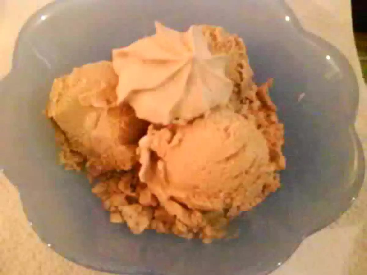 Glace au café et ces petites brisures de meringues au même parfum