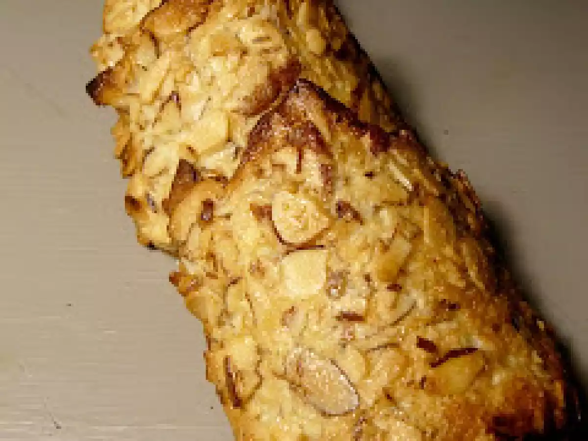 Glace au fromage blanc, tuiles croustillantes aux amandes, compote rhubarbe / framboises