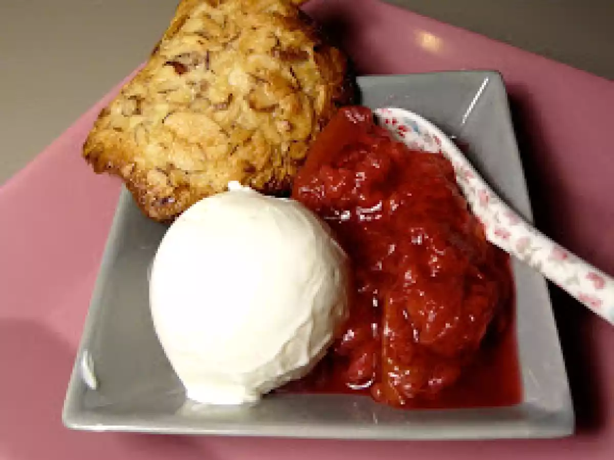 Glace au fromage blanc, tuiles croustillantes aux amandes, compote rhubarbe / framboises - photo 2