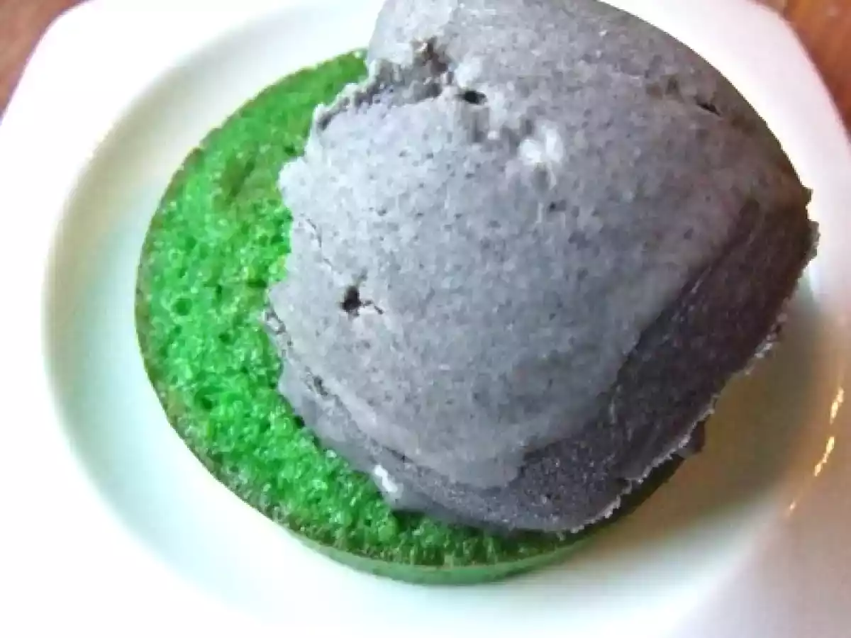 Glace au sésame noir & financier au pandan