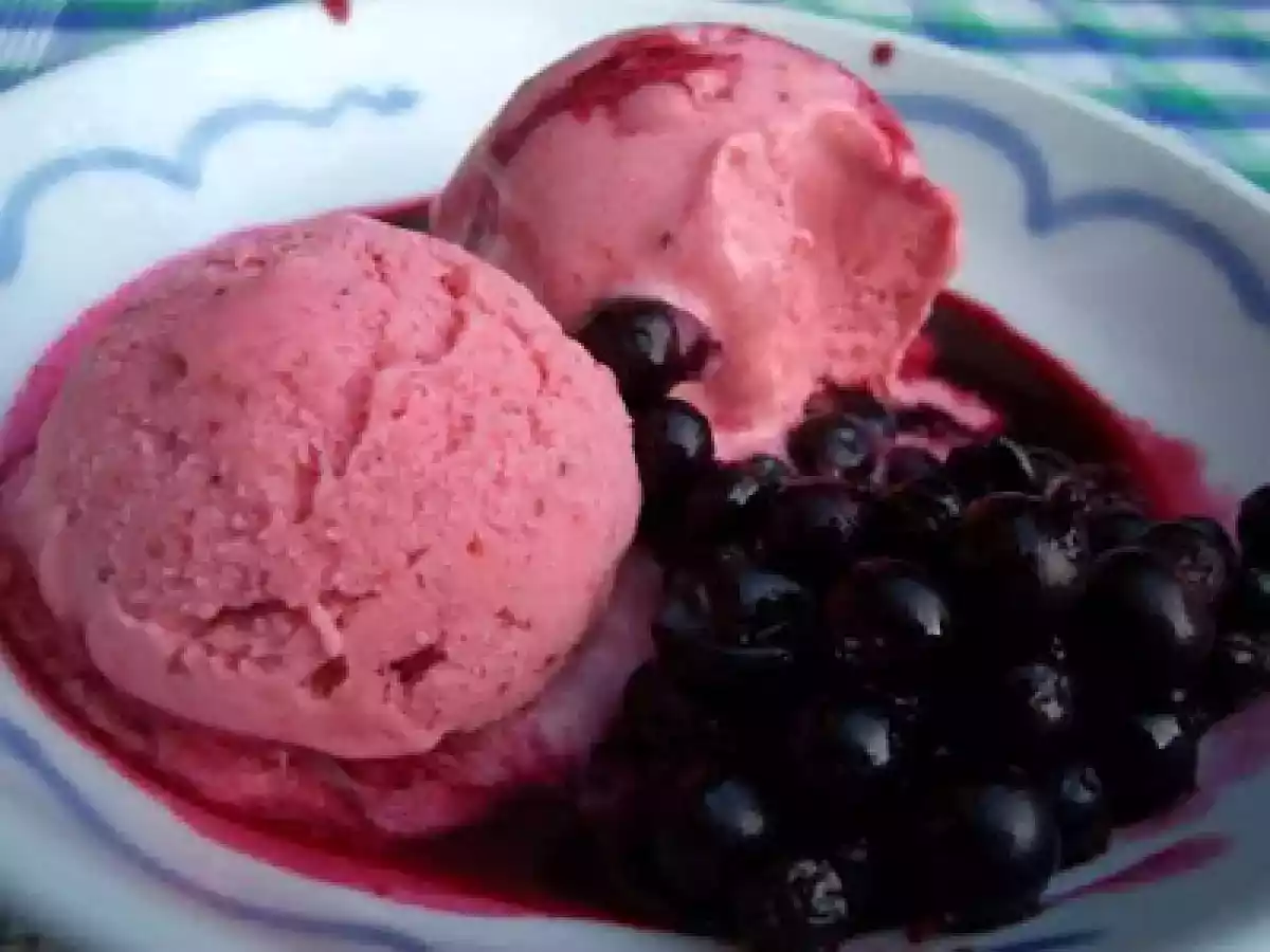Glace aux fraises façon smoothie, cassis chauds à la grenadine