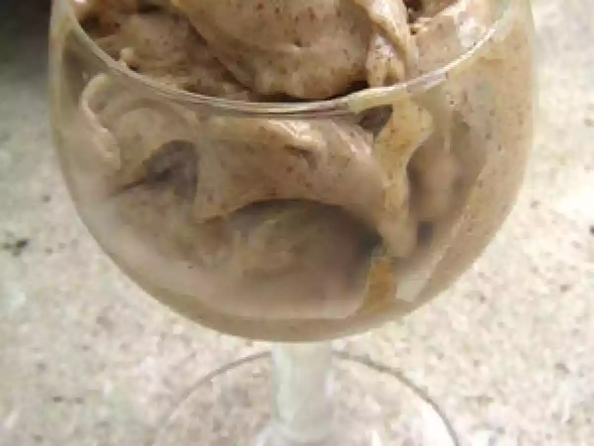 Glace banane et purée de noisette, sans lait, sans oeufs et facile