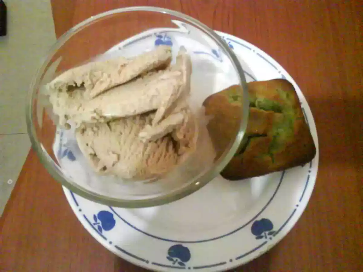 Glace praliné accompagnée de son financier à la pistache