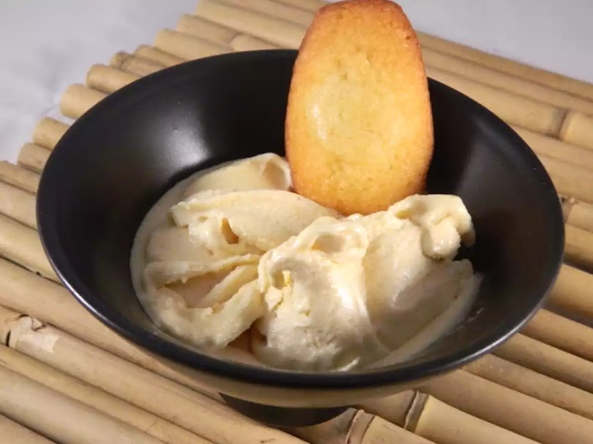 Glace vanille et madeleines.