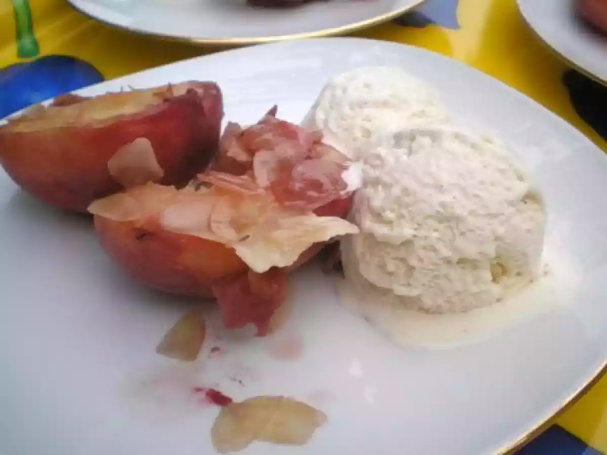 Glace vanille et pêches rôties