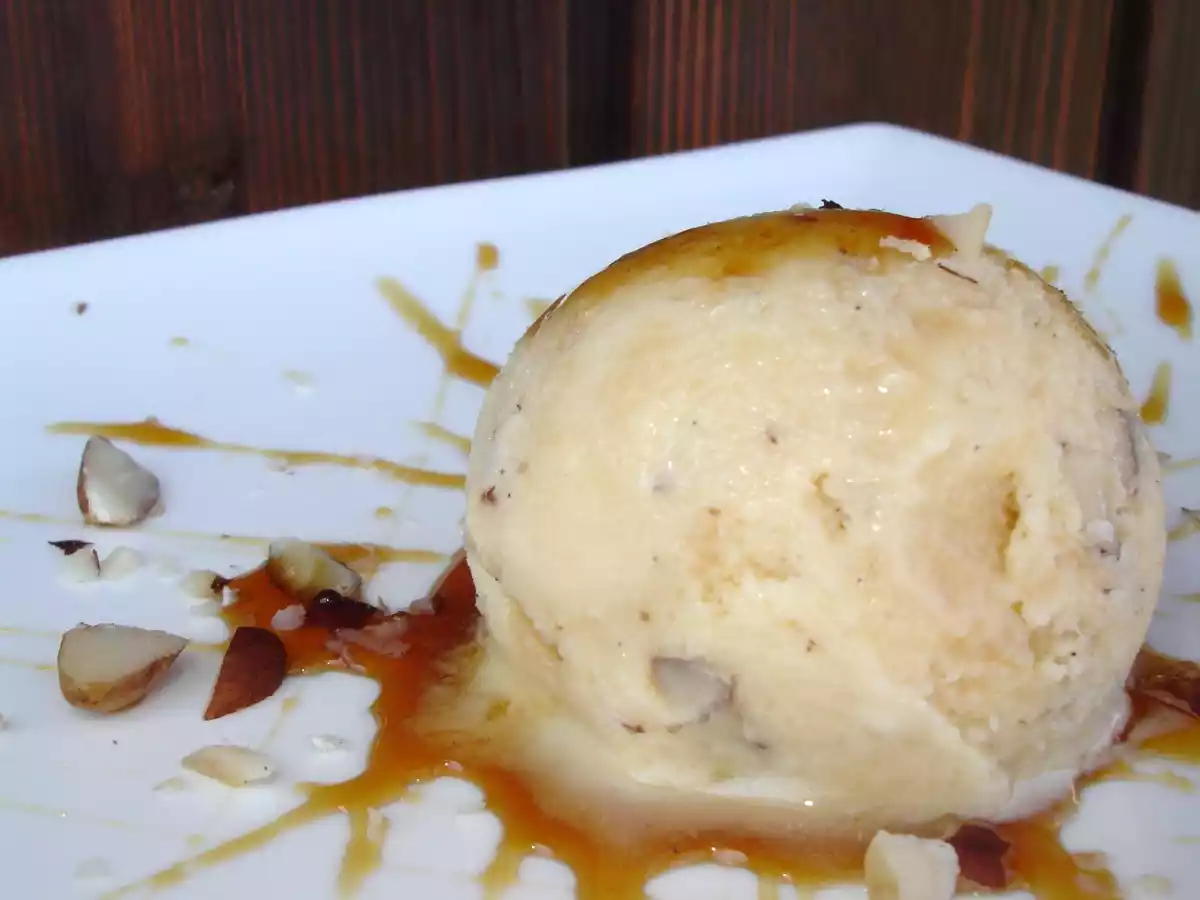 GLACE VANILLE, NOIX DE MACADAMIA, SAUCE CARAMEL A LA FLEUR DE SEL