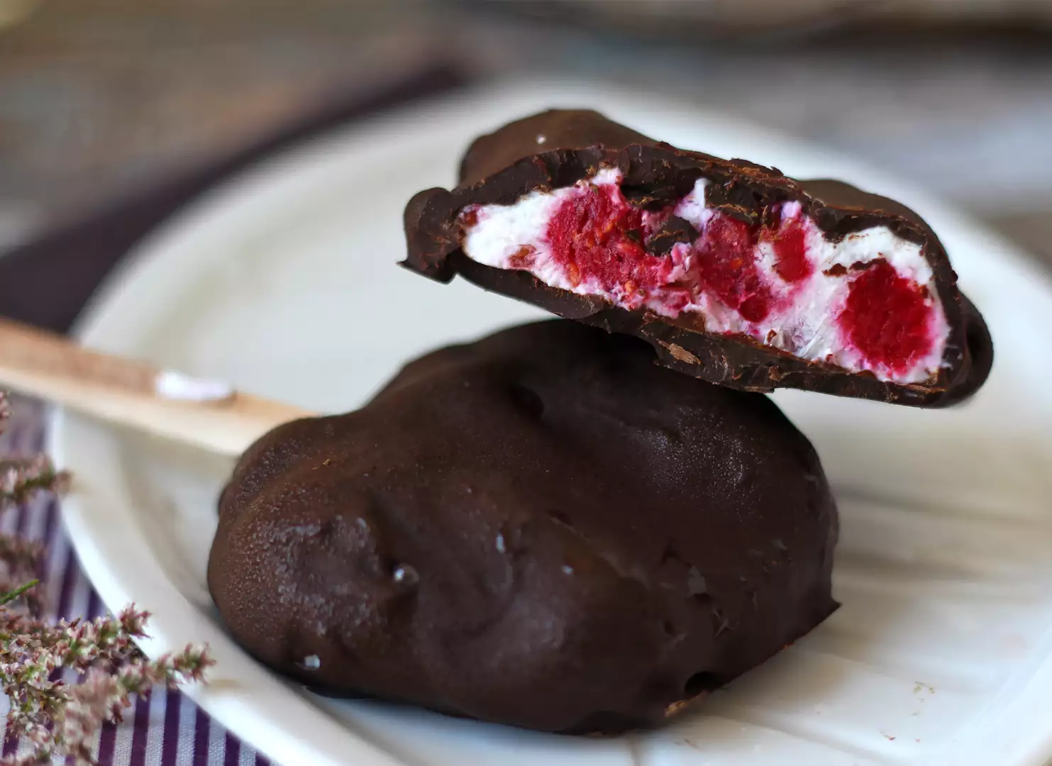 Glaces skyr, framboise et chocolat. le snack sain des journées ensoleillées!