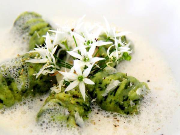 Gnocchi à l'ail des ours et écume de fleurs d'ail et parmesan