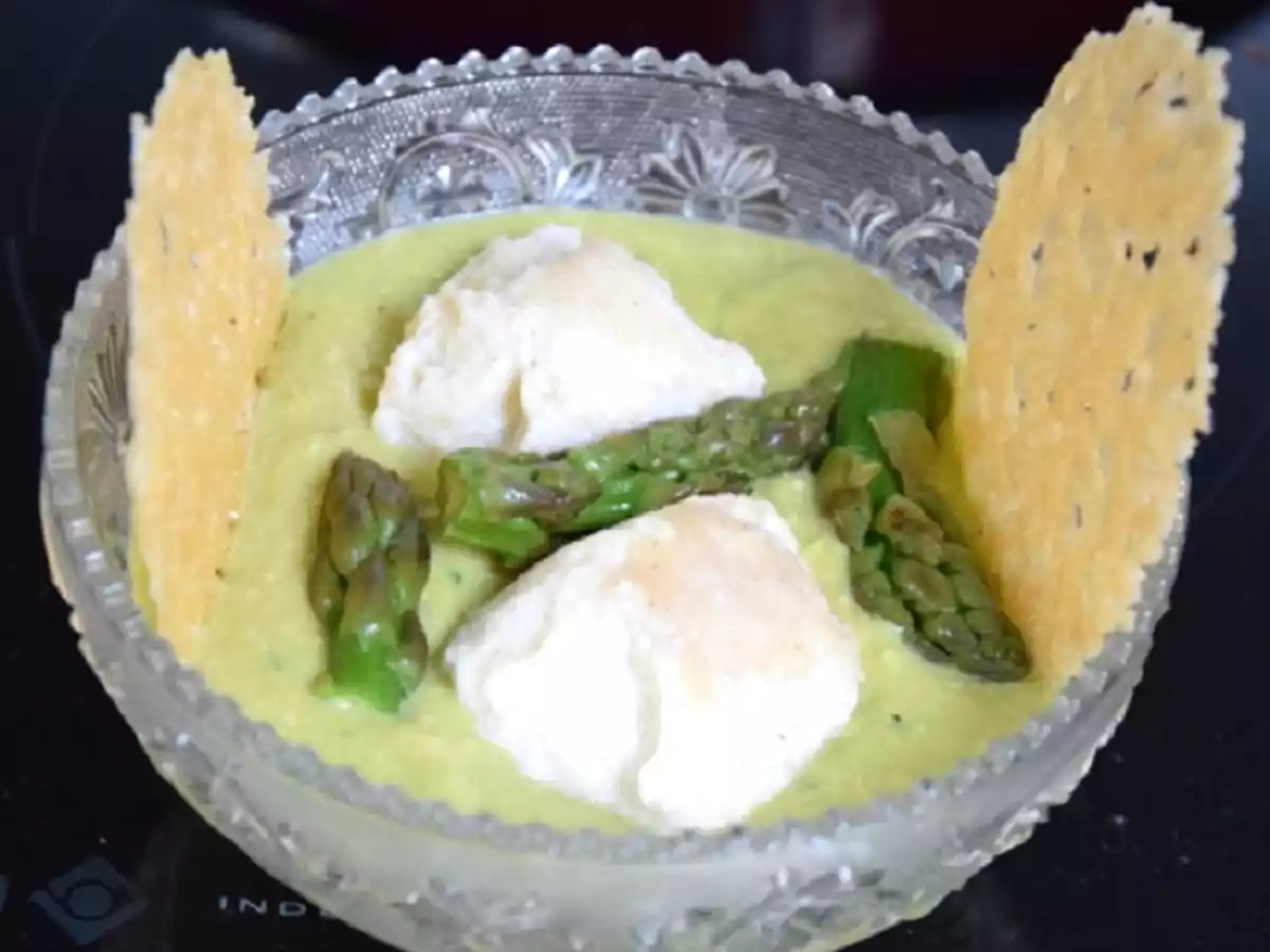 Gnocchi de ricotta au pesto d'asperges vertes, tuiles de parmesan