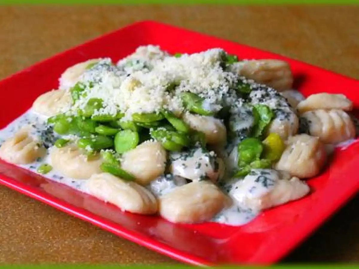 Gnocchis maison aux fèves fraîches et sauce blanche de basilic.