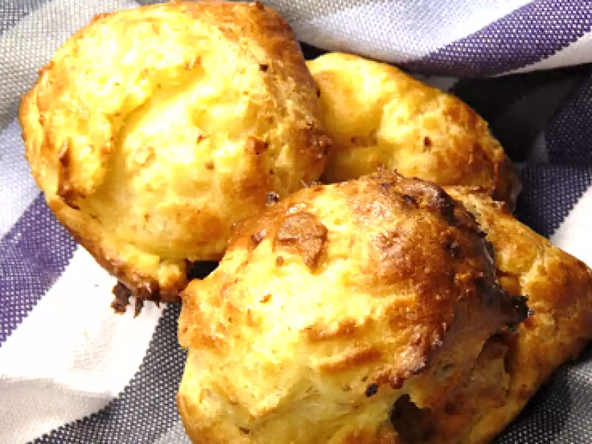 Gougères à la tomme de brebis, figues séchées et noisettes - photo 2