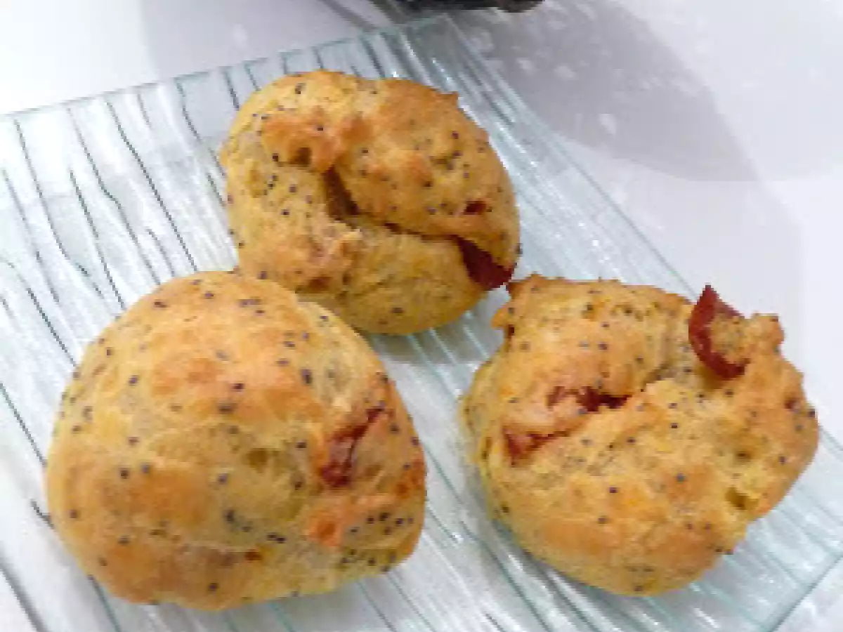 Gougères au fromage, aux tomates séchées et au pavot
