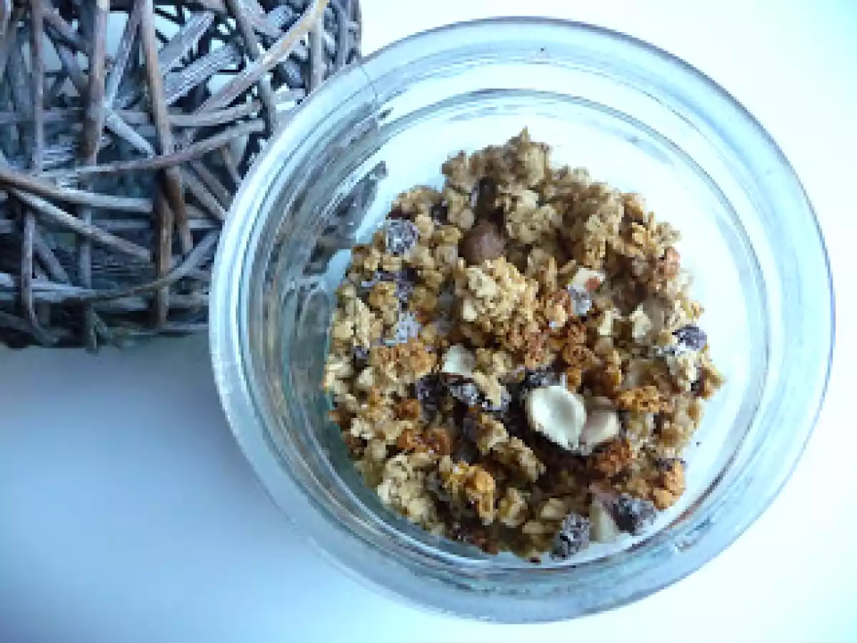 Granola maison : avoine, chocolat, noisettes, coco.