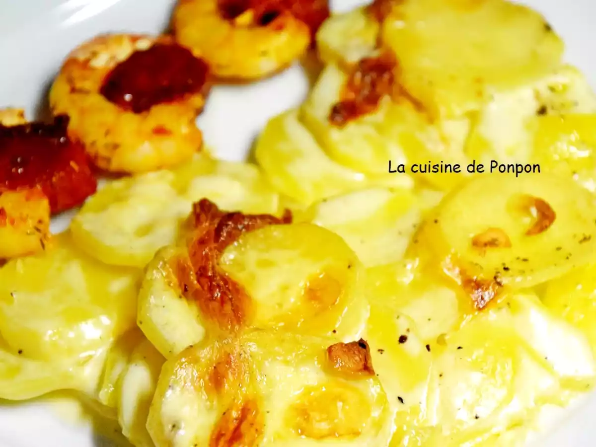 Gratin dauphinois (sans précuisson) servi avec des brochettes de scampis et chorizo