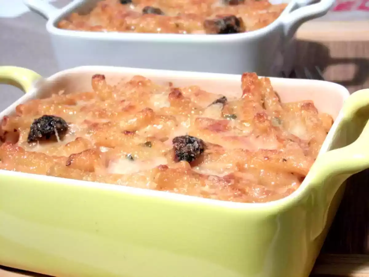 Gratin de macaronis au fromage et aux olives