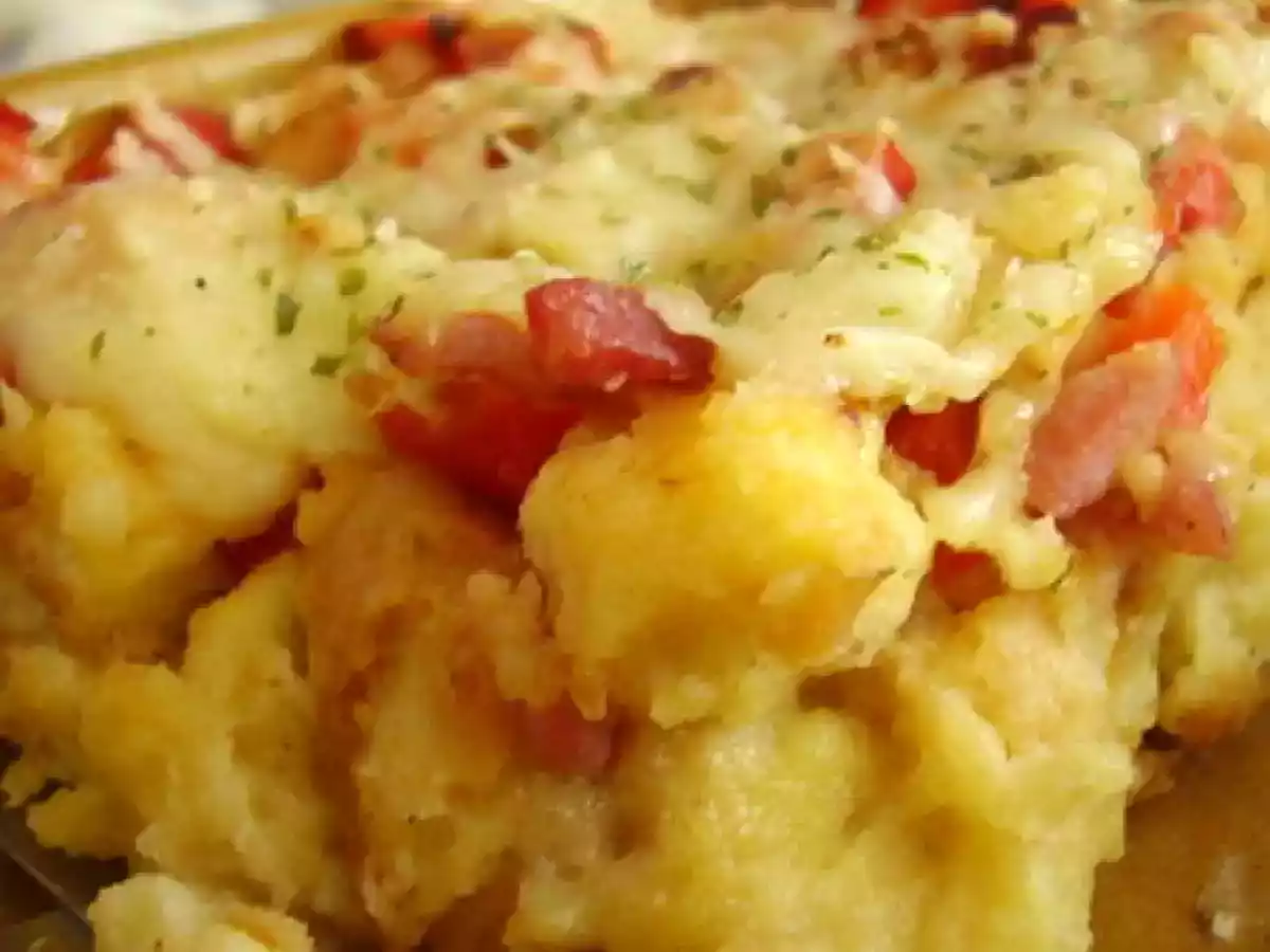 Gratin de pain perdu aux lardons.