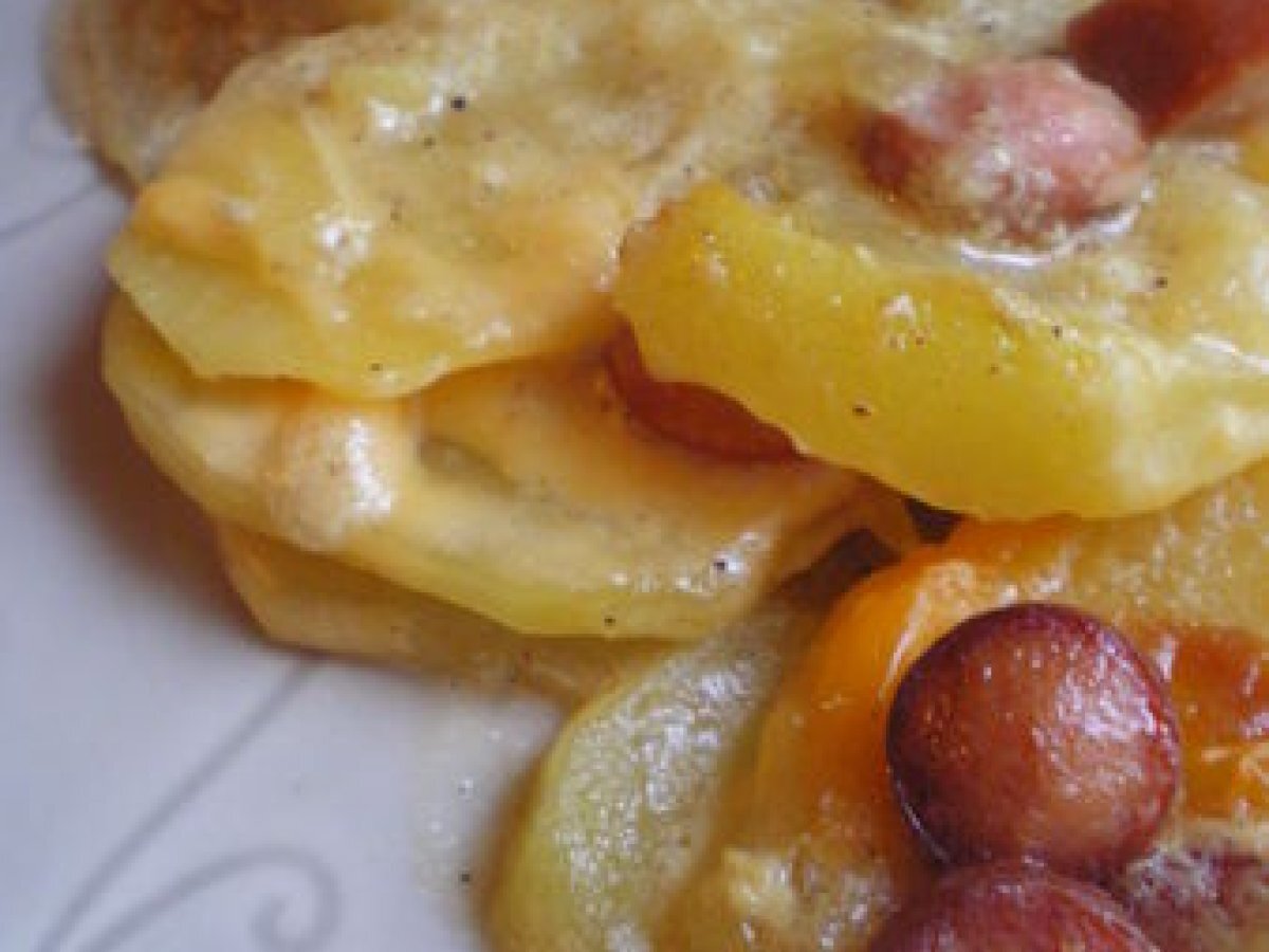 Recette gratin pommes de terre, saucisses et cheddar