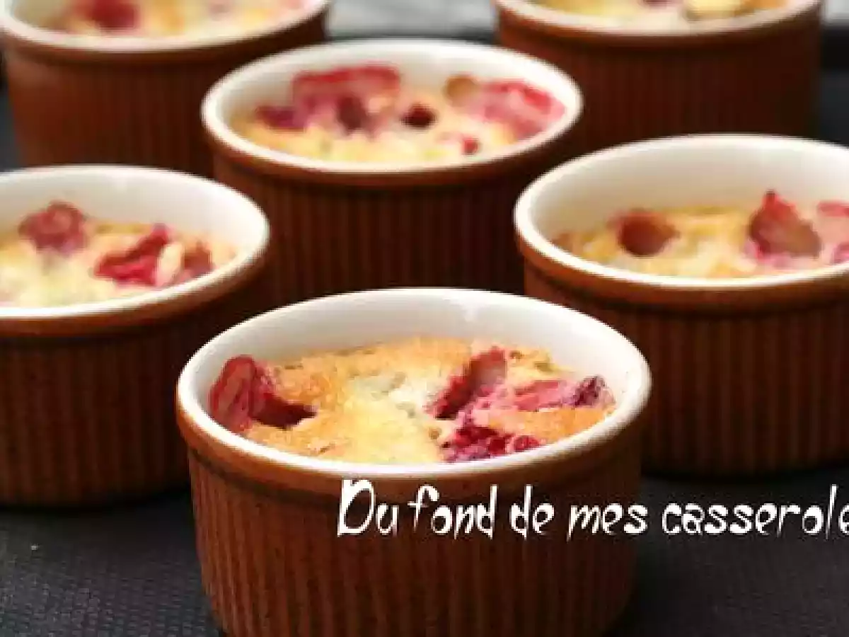 Gratins aux amandes, fraises et rhubarbe