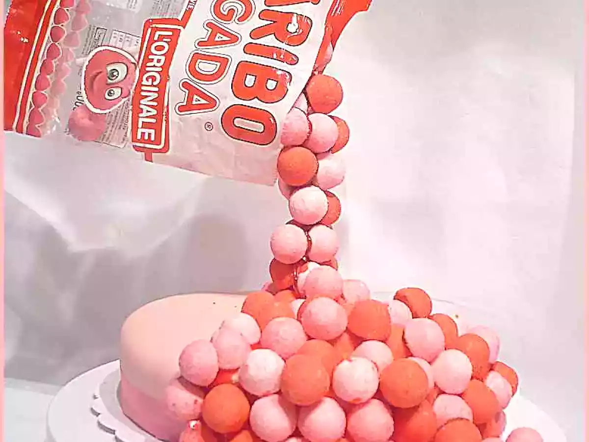 Gravity cake et sa ganache aux fraises tagada