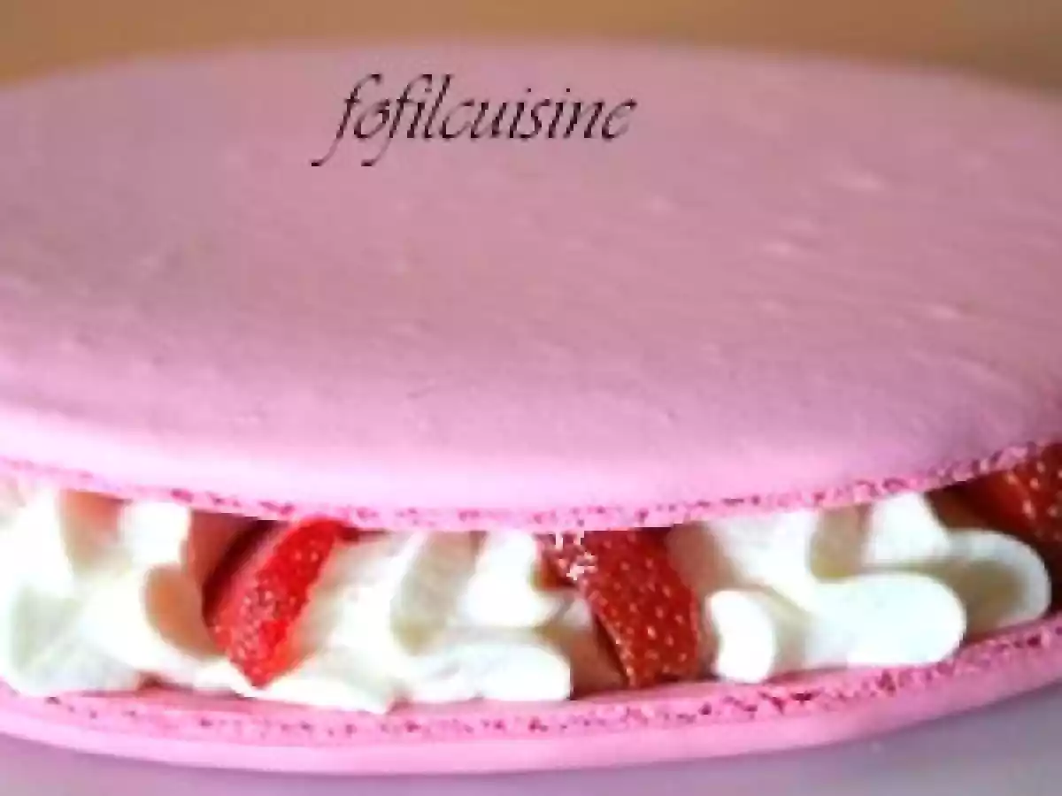 Gros macaron fraises-chantilly