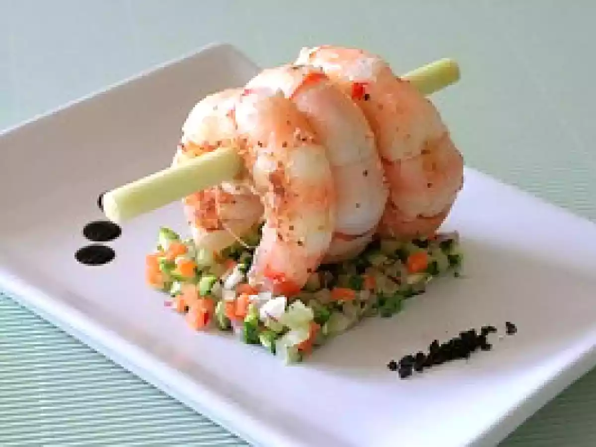 Grosses crevettes sur tartare de légumes...