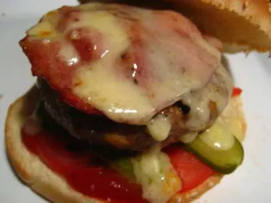 Hamburger au buf, bacon, cheddar et confit d'oignon
