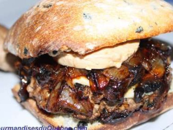 Recette de hamburger au foie gras et confiture d'oignons