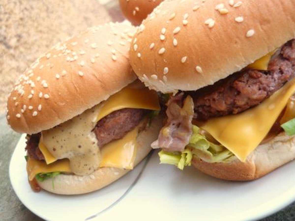 Hamburger au jambon de pays et sauce au poivre Recette Ptitchef