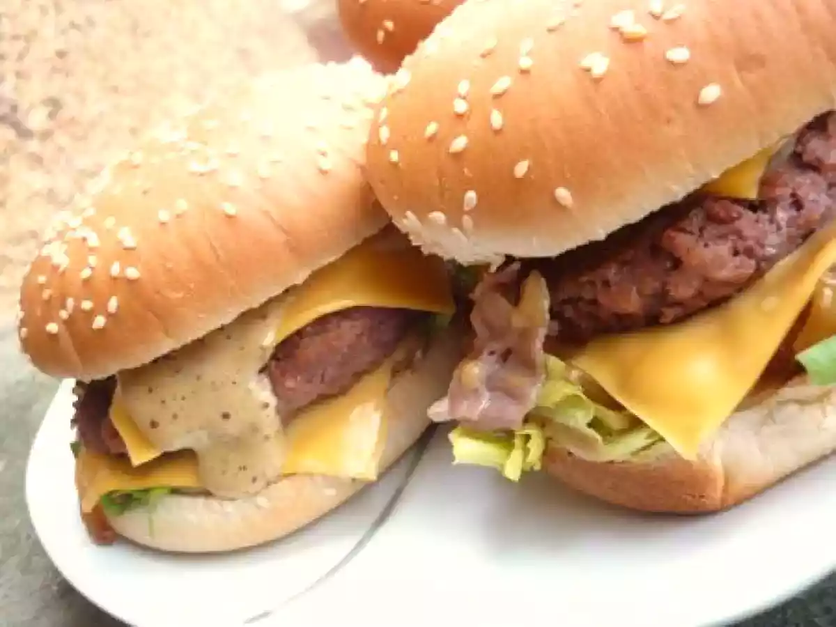 Hamburger au jambon de pays et sauce au poivre