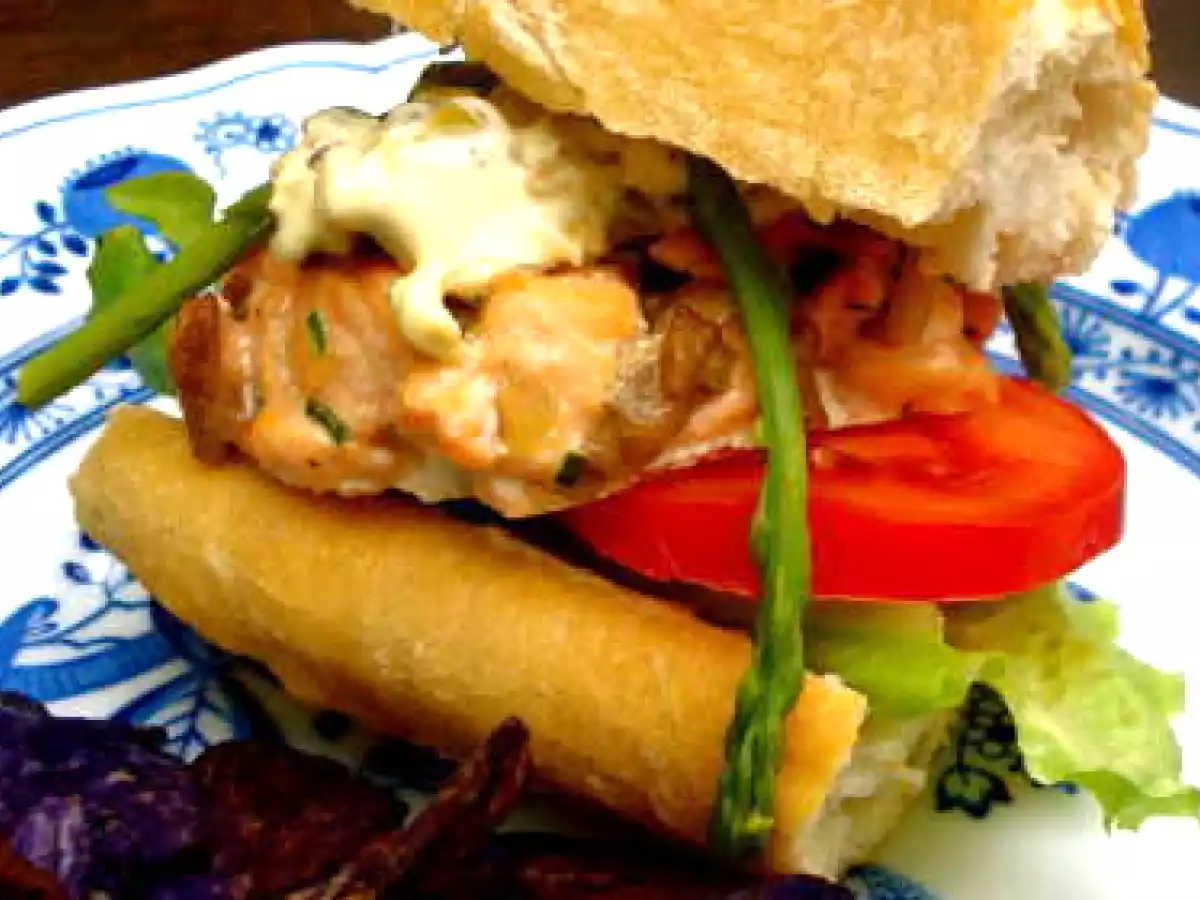 HAMBURGER AU SAUMON, SAUCE AUX CÂPRES & OLIVES VERTES