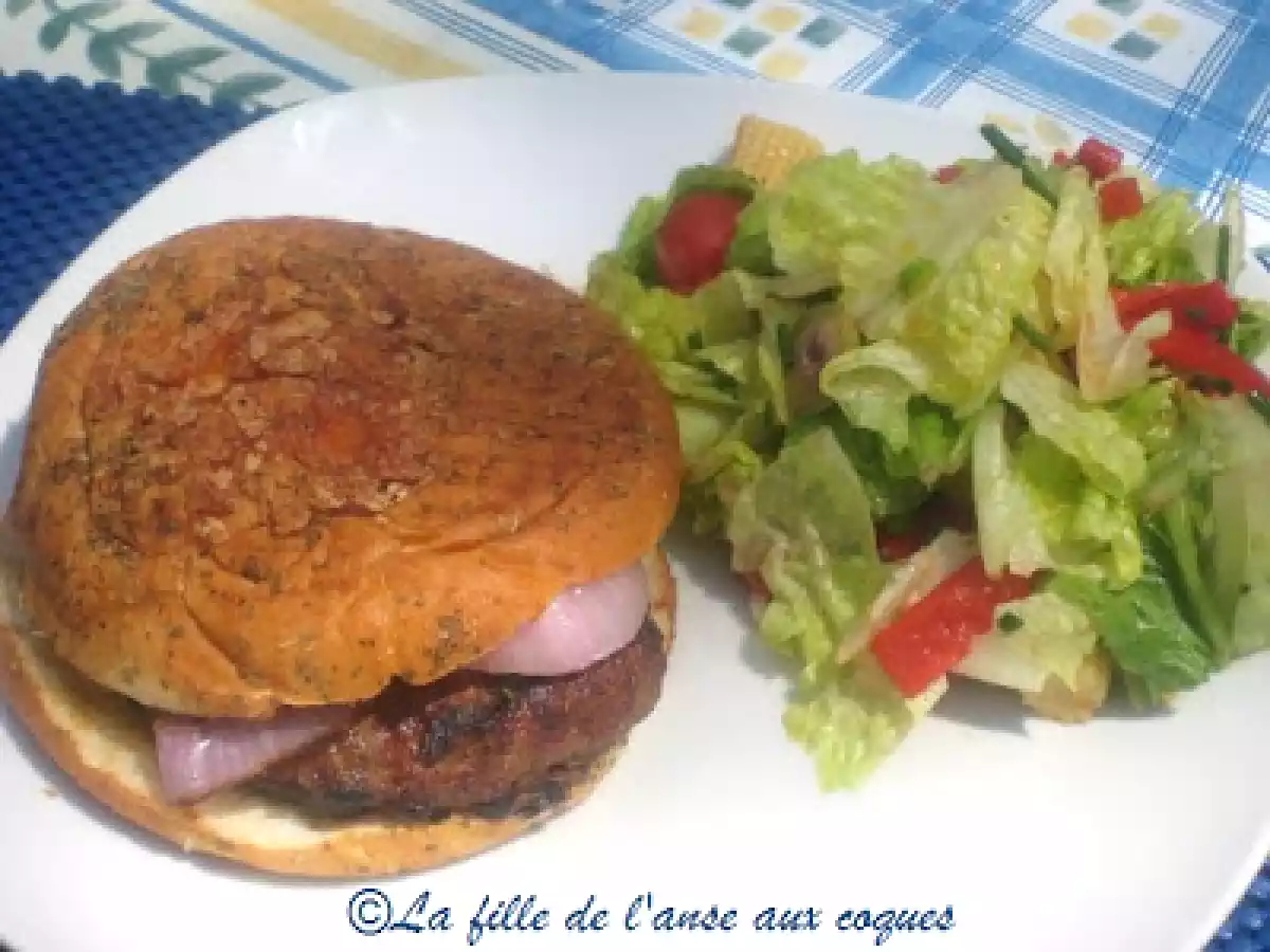 HAMBURGERS AU PORC ET AU CHEDDAR, SAUCE À LA MOUTARDE ET AU SIROP D'ÉRABLE