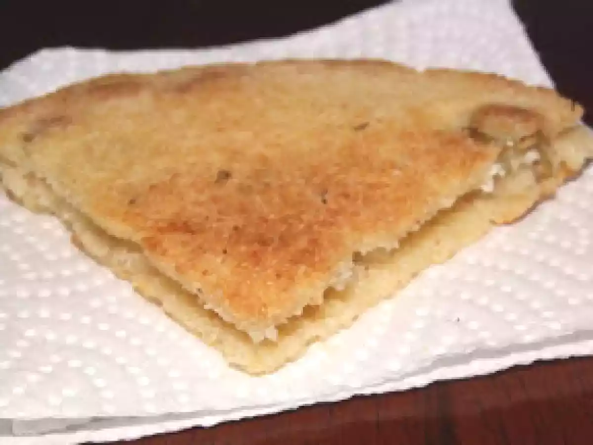 Harcha salée aux herbes et aux olives vertes.