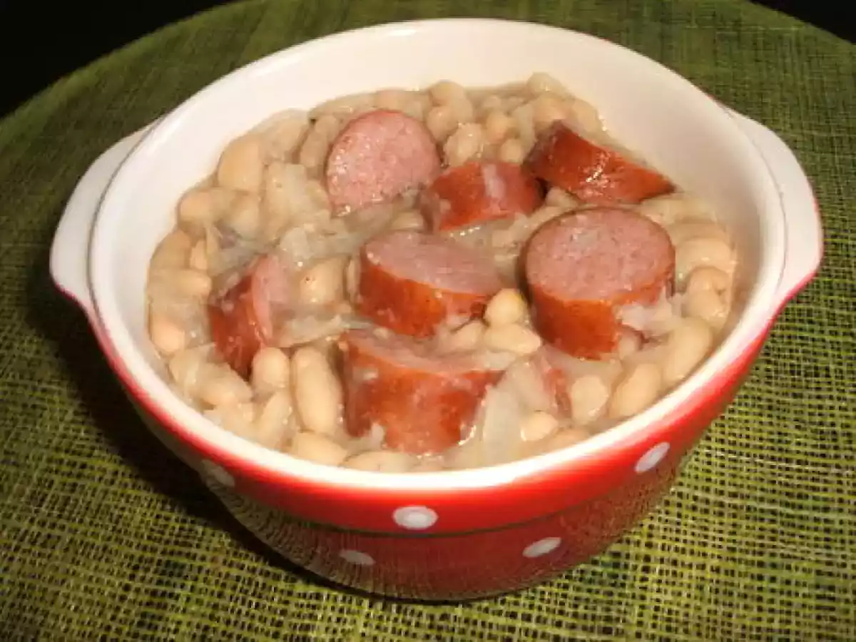 Haricots blancs aux saucisses fumées à la Mamia
