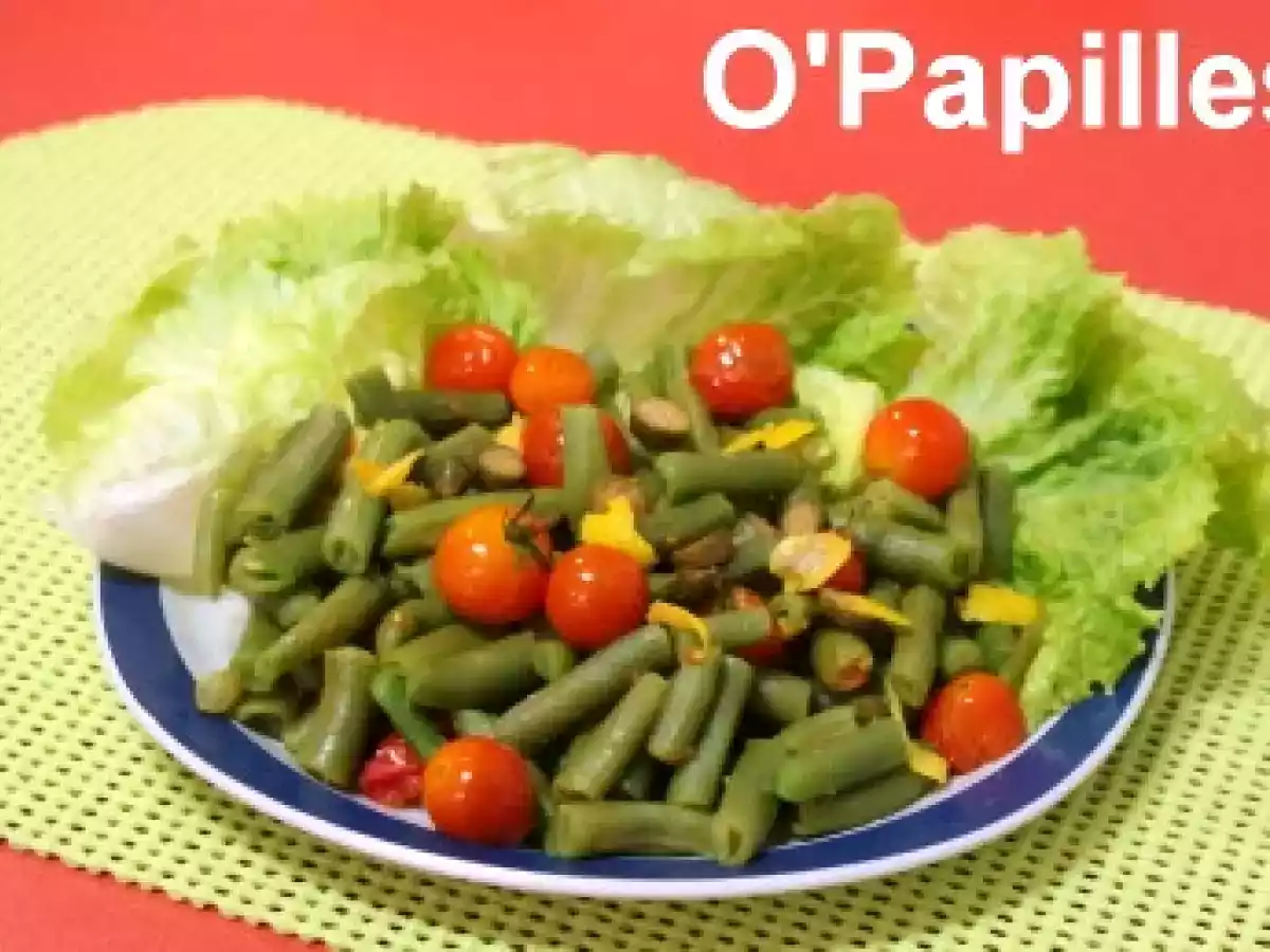 Haricots mange-tout plats verts aux tomates cerises et aux câpres