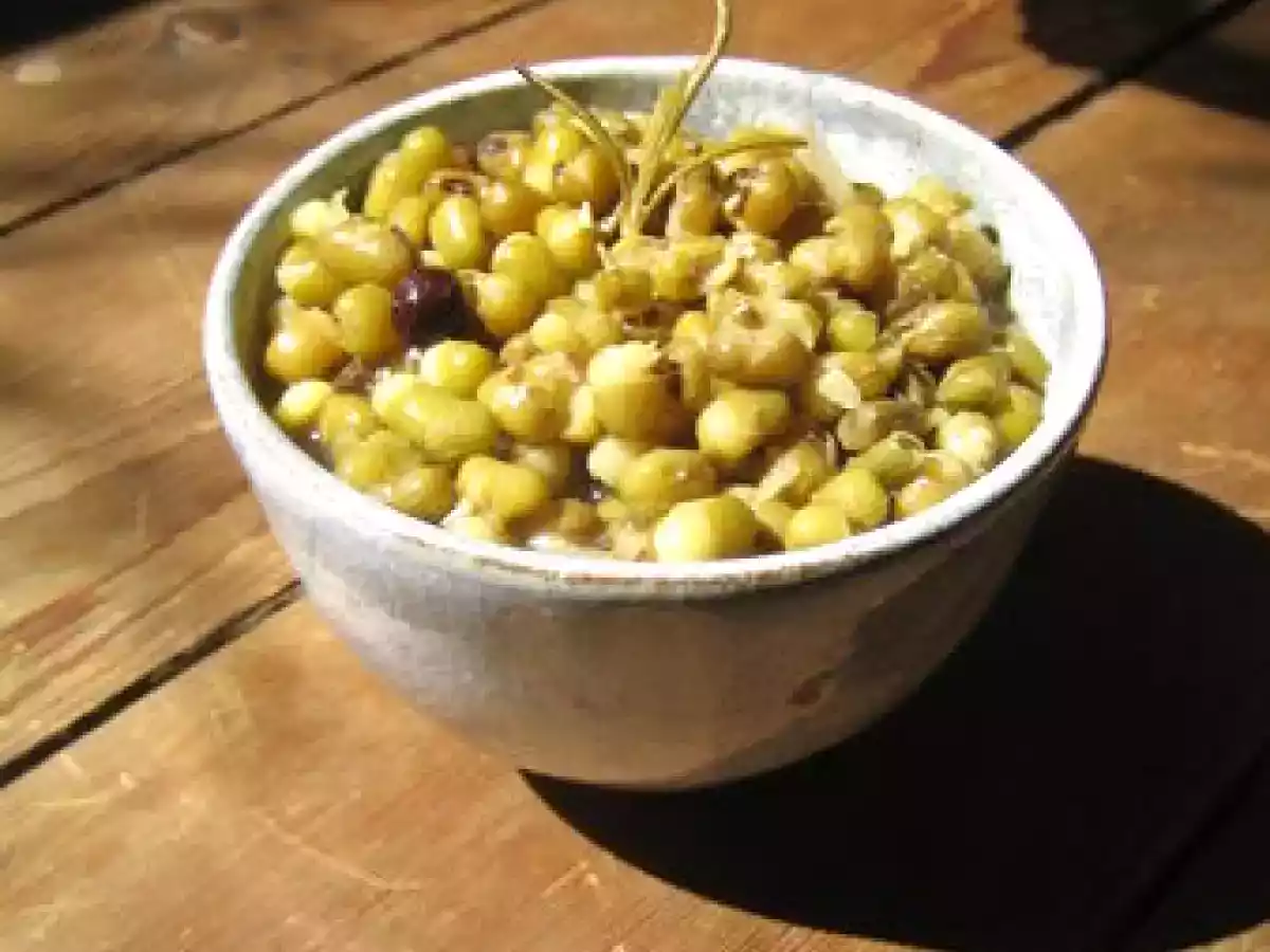 Haricots mungo verts cuisinés au concentré de tomate et girofle