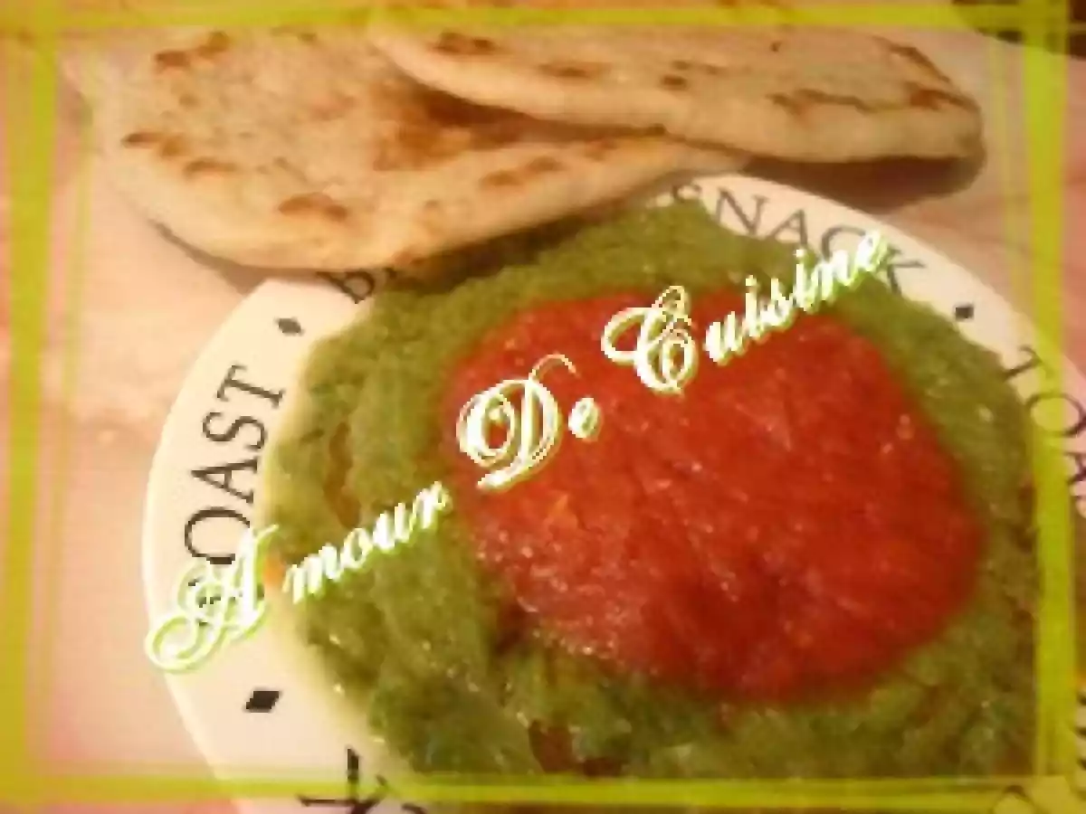 Hmisse (hmis) ou salade de poivron et piment en sauce tomate