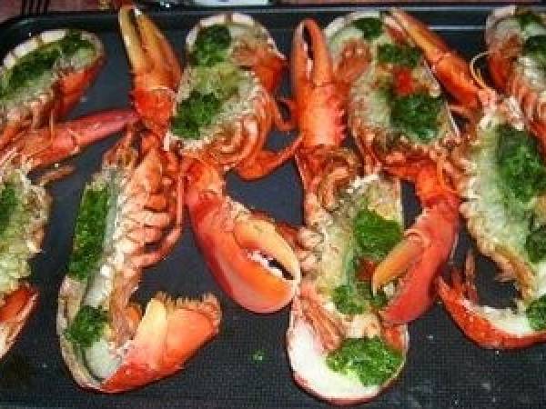 Homard au beurre vert anisé