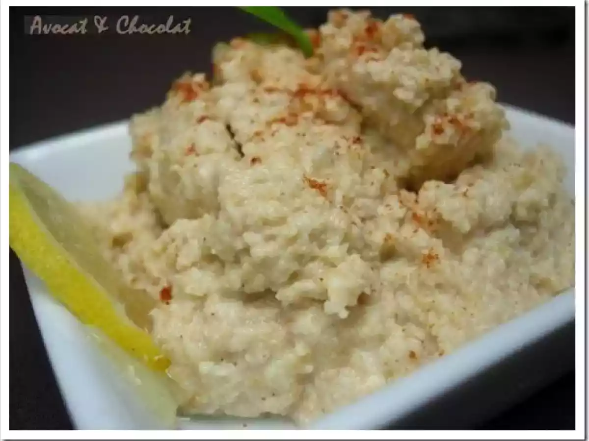 Houmous accompagné de pain Pita aux céréales et graines fait maison