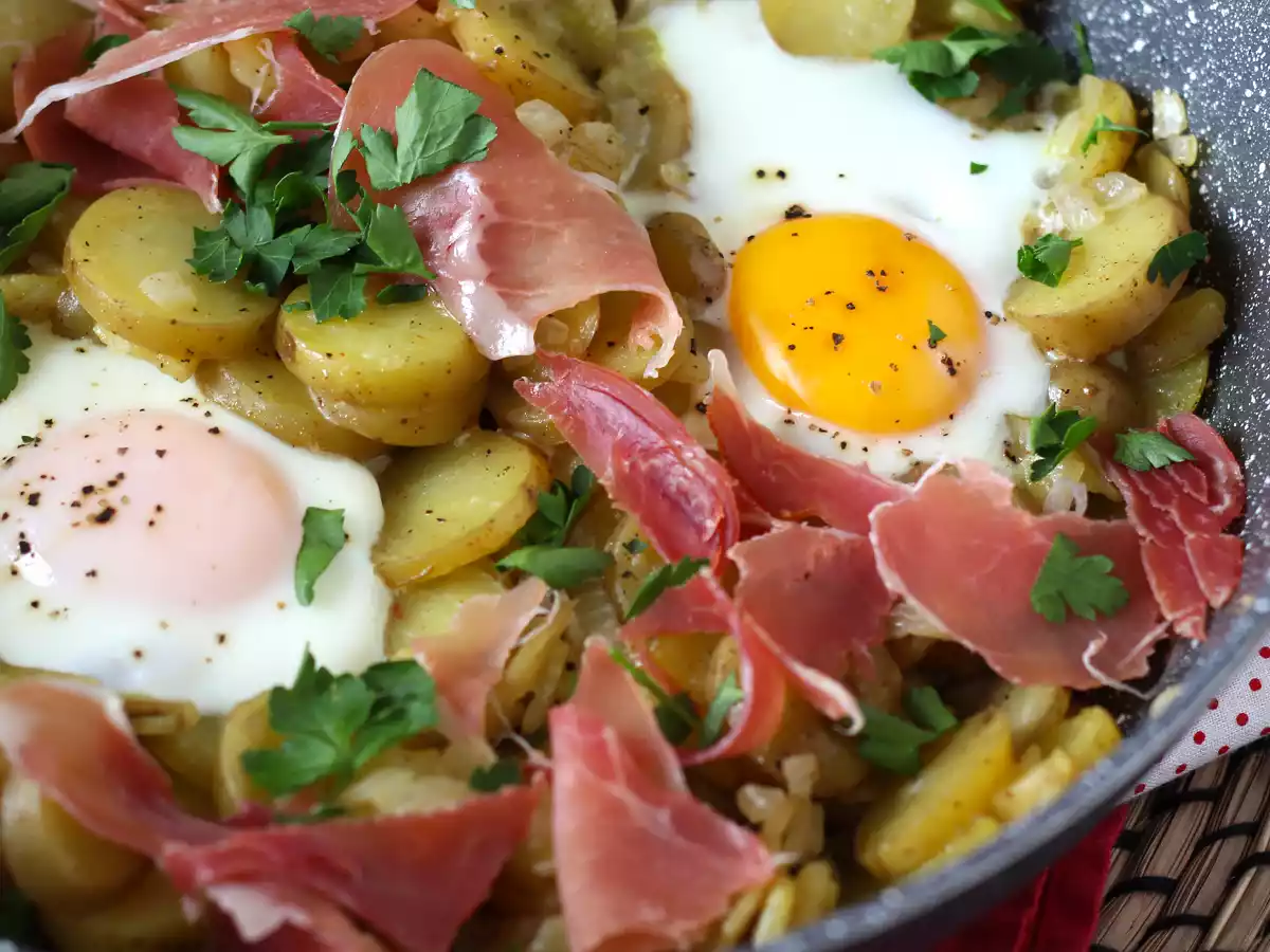 Huevos rotos, la recette espagnole super facile à faire à base de pommes de terre et d'œufs - photo 2