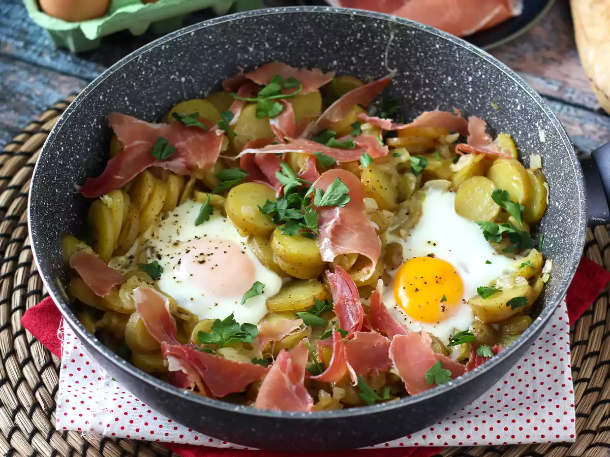 Huevos rotos, la recette espagnole super facile à faire à base de pommes de terre et d'œufs - photo 3