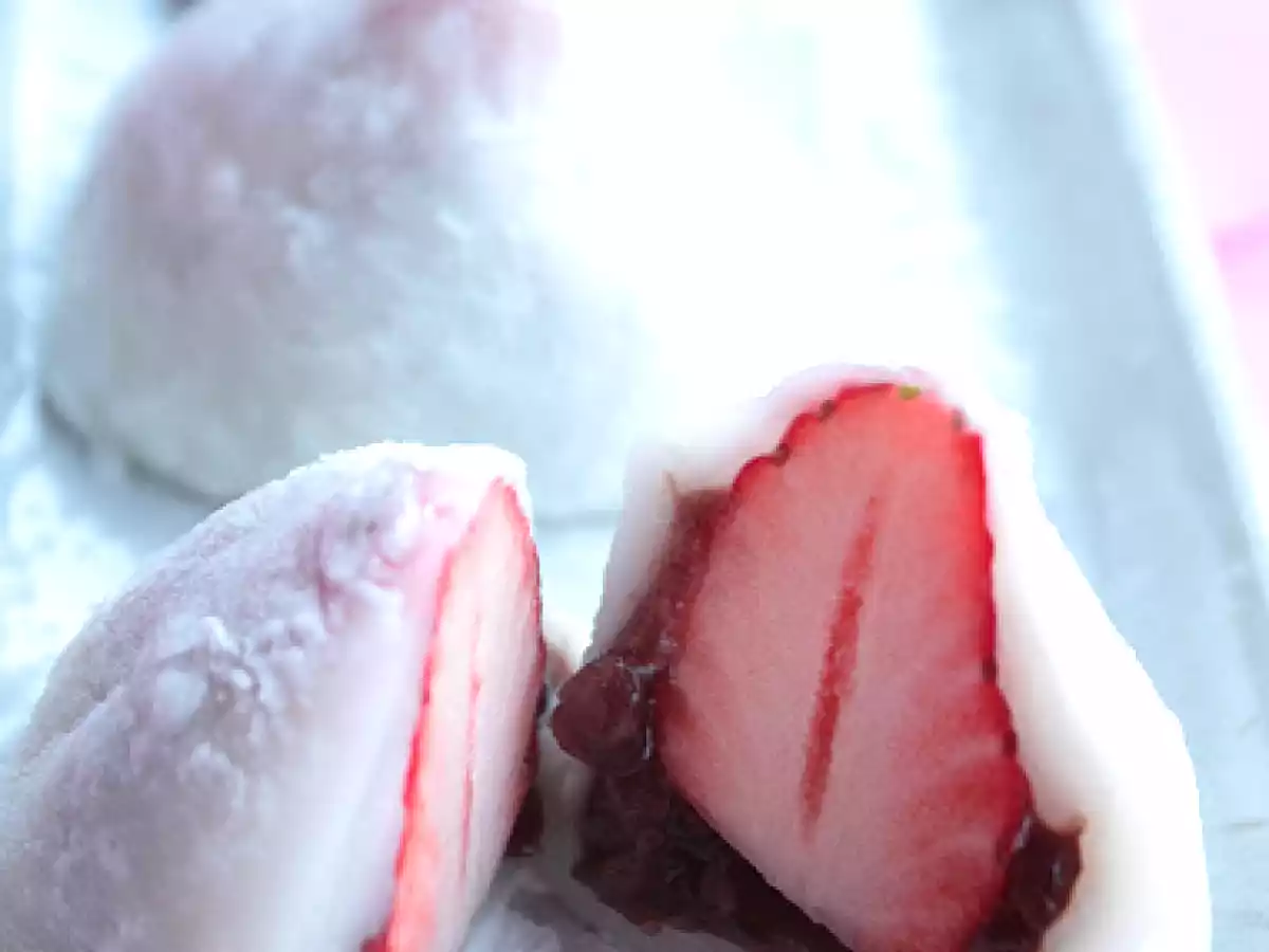 Ichigo daïfuku - pâte de riz fourrée à la fraise et haricot rouge