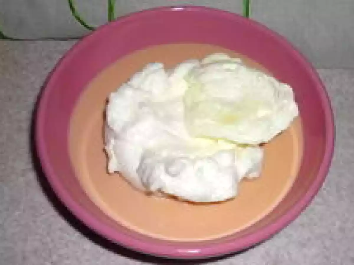 Iles flottantes et sa crème anglaise à la rose.