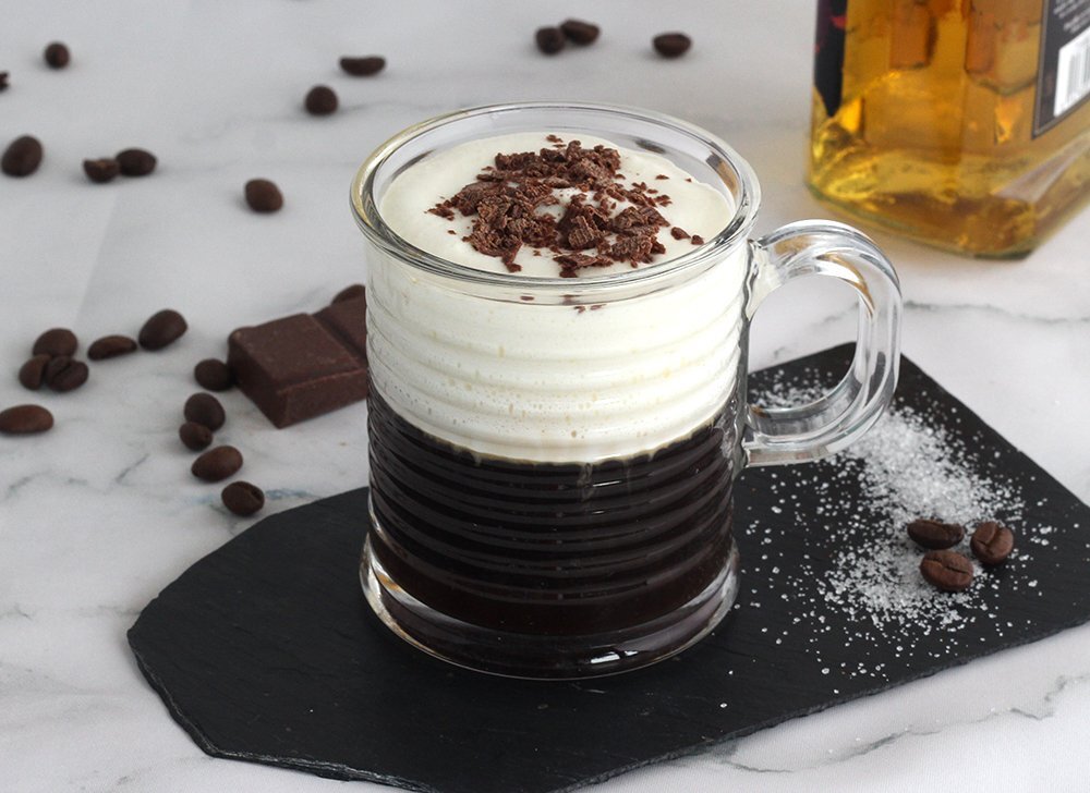 Irish coffee (café avec du whisky et de la crème fouettée) Recette