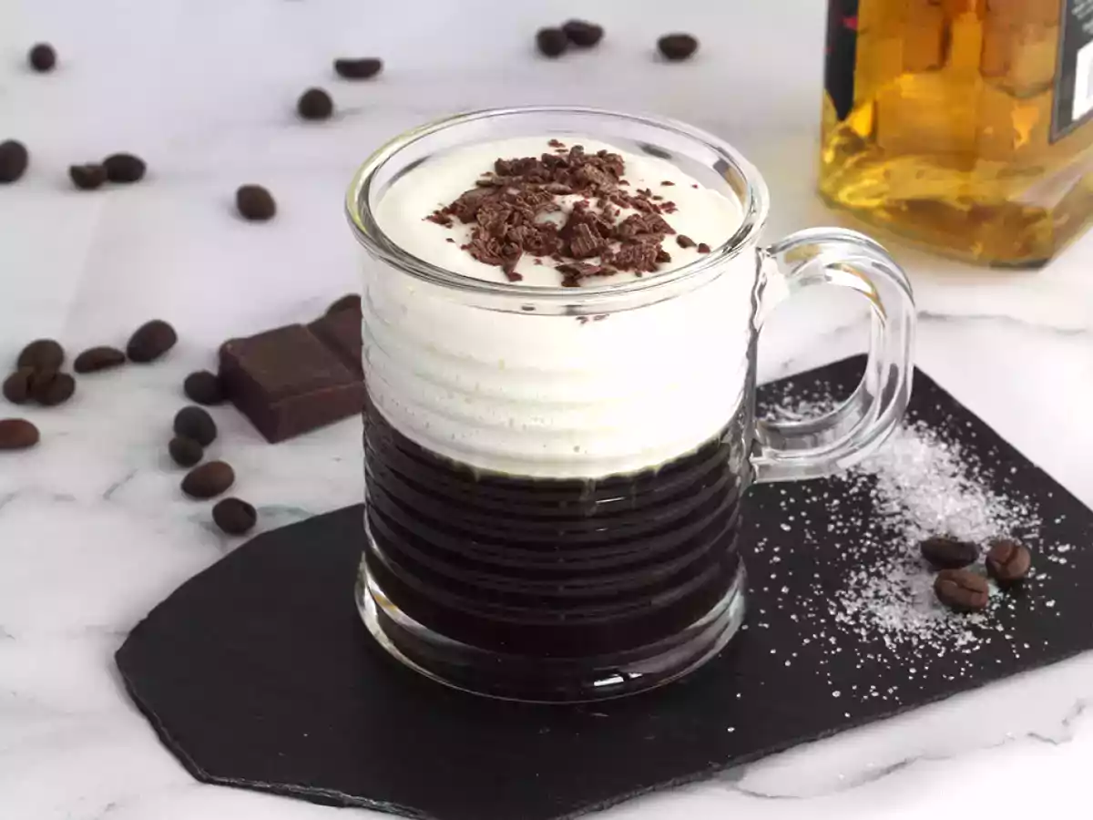 Irish Coffee (café avec du whisky et de la crème fouettée)