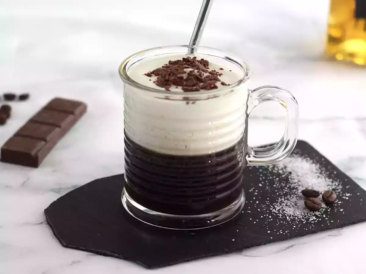 Irish Coffee (café avec du whisky et de la crème fouettée) - photo 4