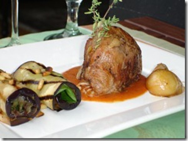 Jarret De Veau Confit A La Cannelle Et Aubergines Farcies Aux