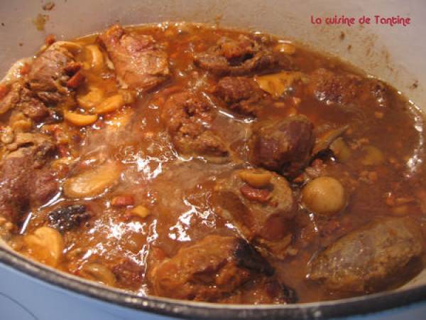 Joue de porc aux artichauts et tomates