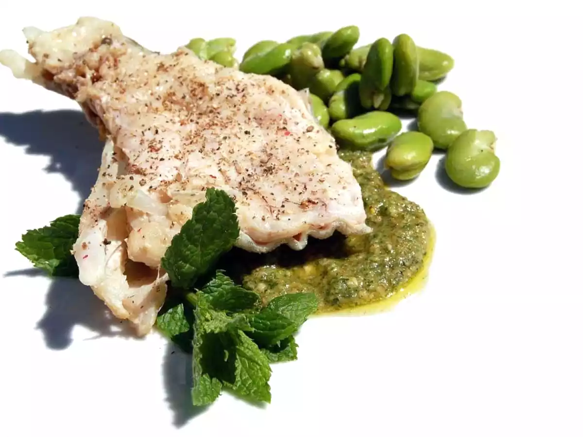 Joues de cabillaud, fèves, pesto livèche, menthe.