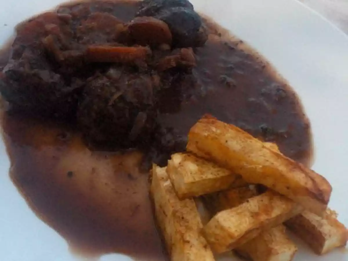 Joues de porc en daube et frites de cèleri rave, rôties aux 4-épices