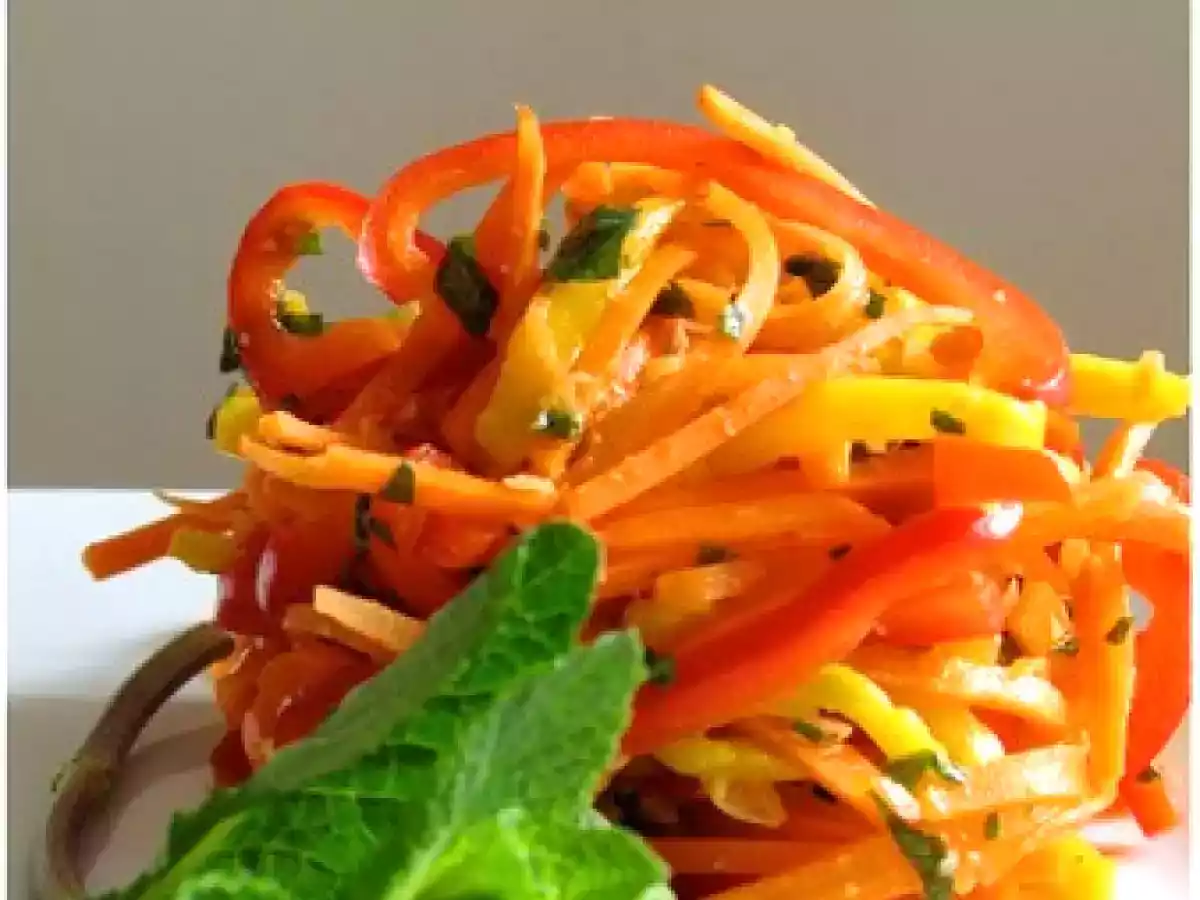 Julienne de mangues et de carottes aux arachides